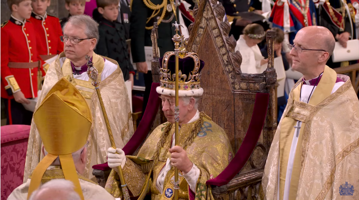 加冕禮中王被授予權杖。(影片截圖）